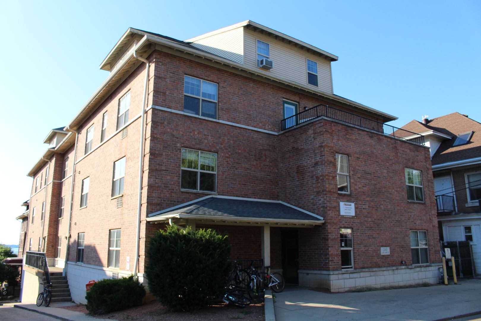 Madison Apartment: 210 Lakelawn Place