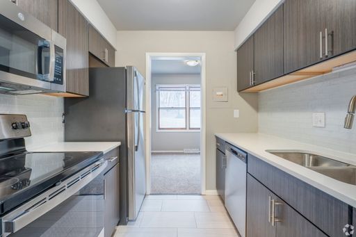 2 Bedroom, 1 Bathroom with Balcony – photo 1