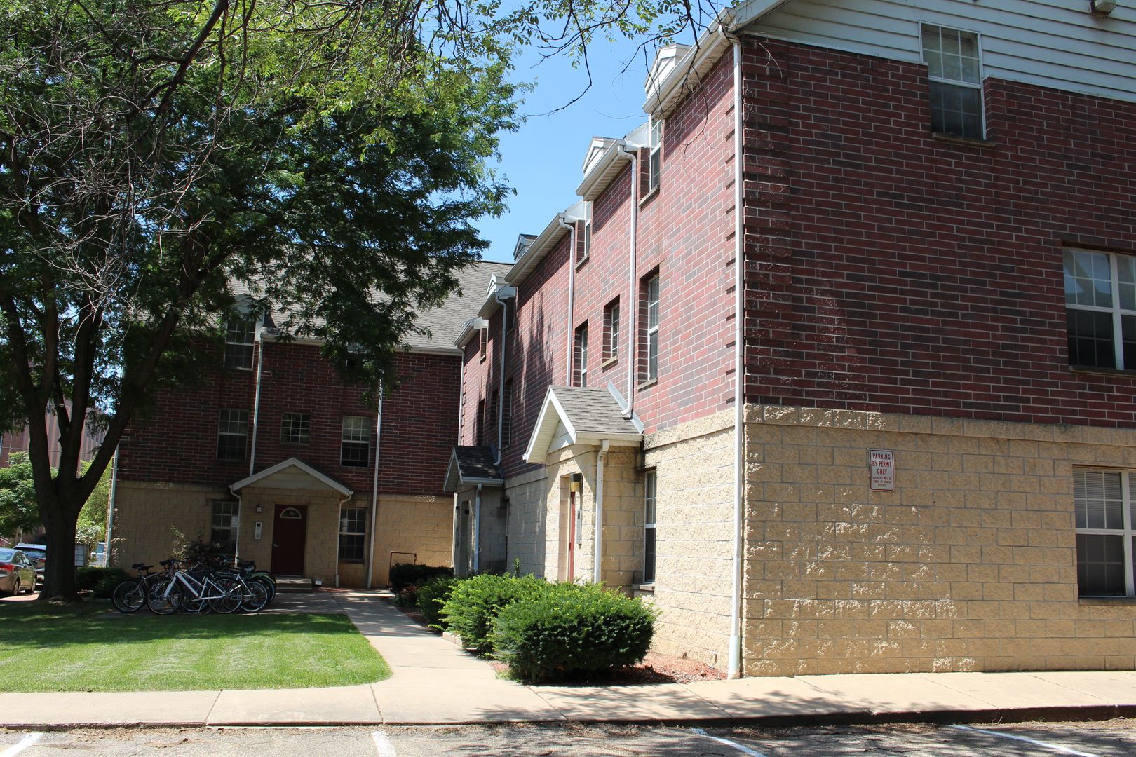 Madison Apartment: 1020 Fahrenbrook Court