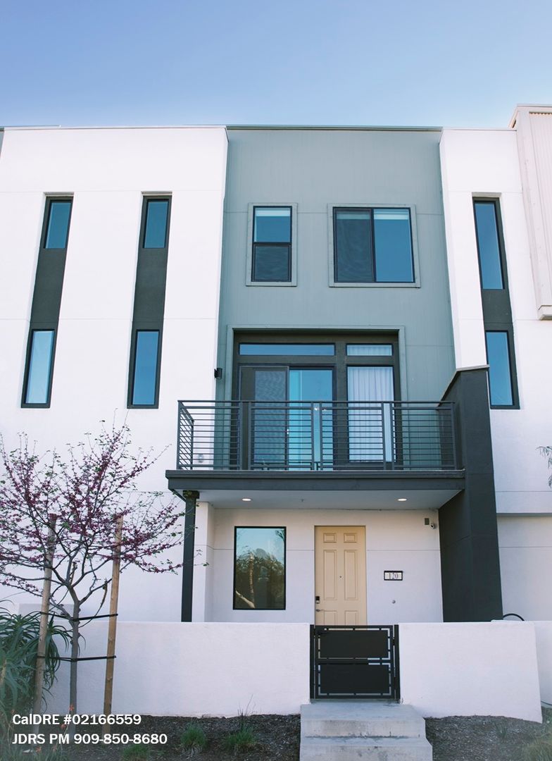 Irvine House: 120 Rondo