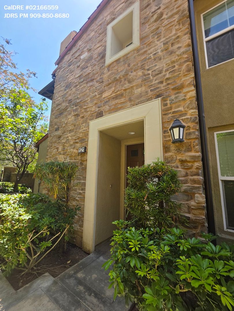 Irvine House: 121 Roadrunner