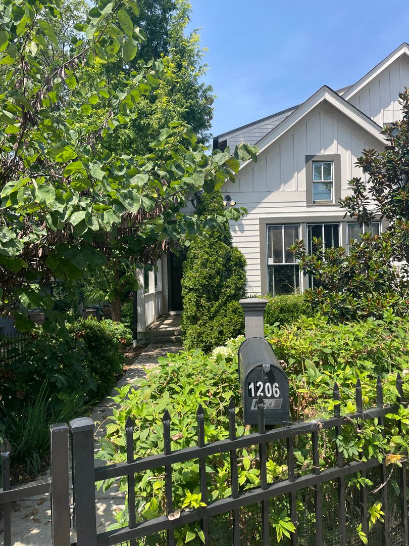 Nashville House: 1206 Chapel Ave