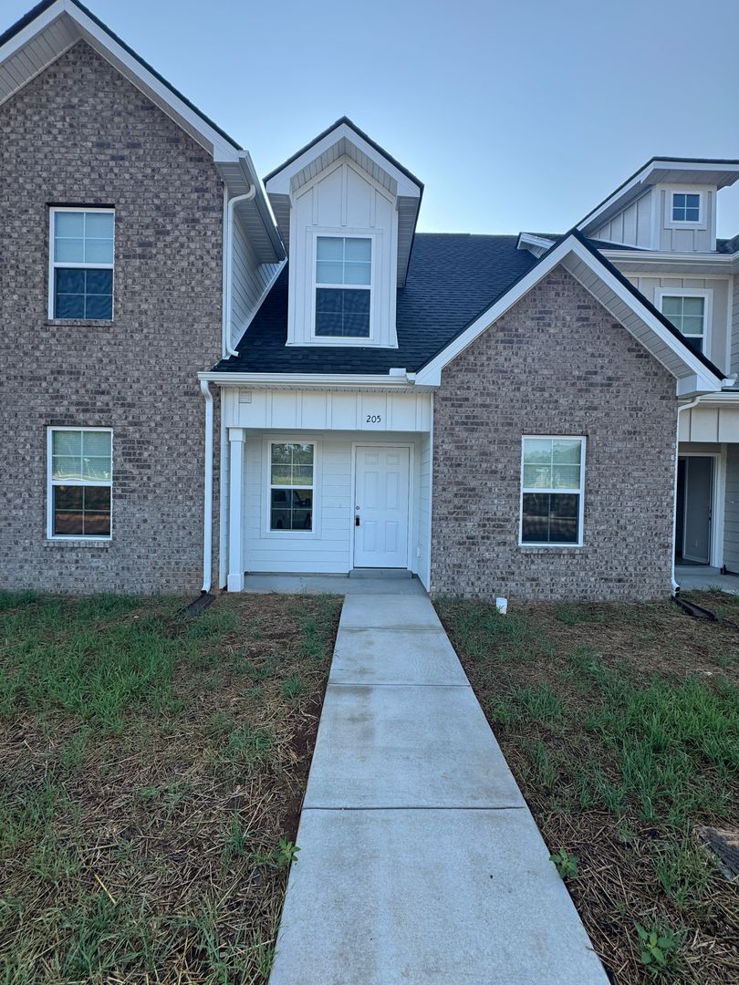 Smyrna House: 205 Mountaindale Drive