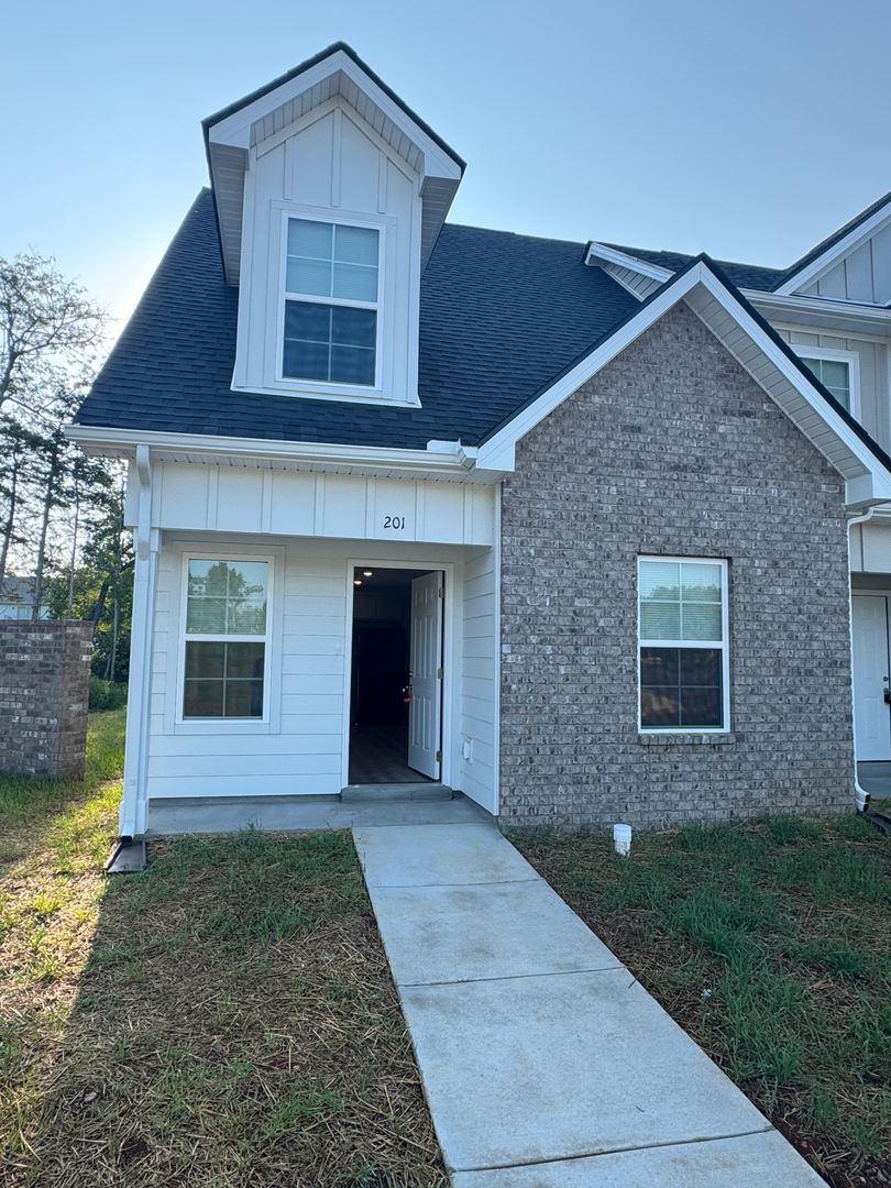 Smyrna House: 201 Mountaindale Drive