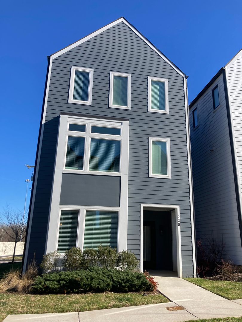 Nashville House: 235 Sterling Point Circle