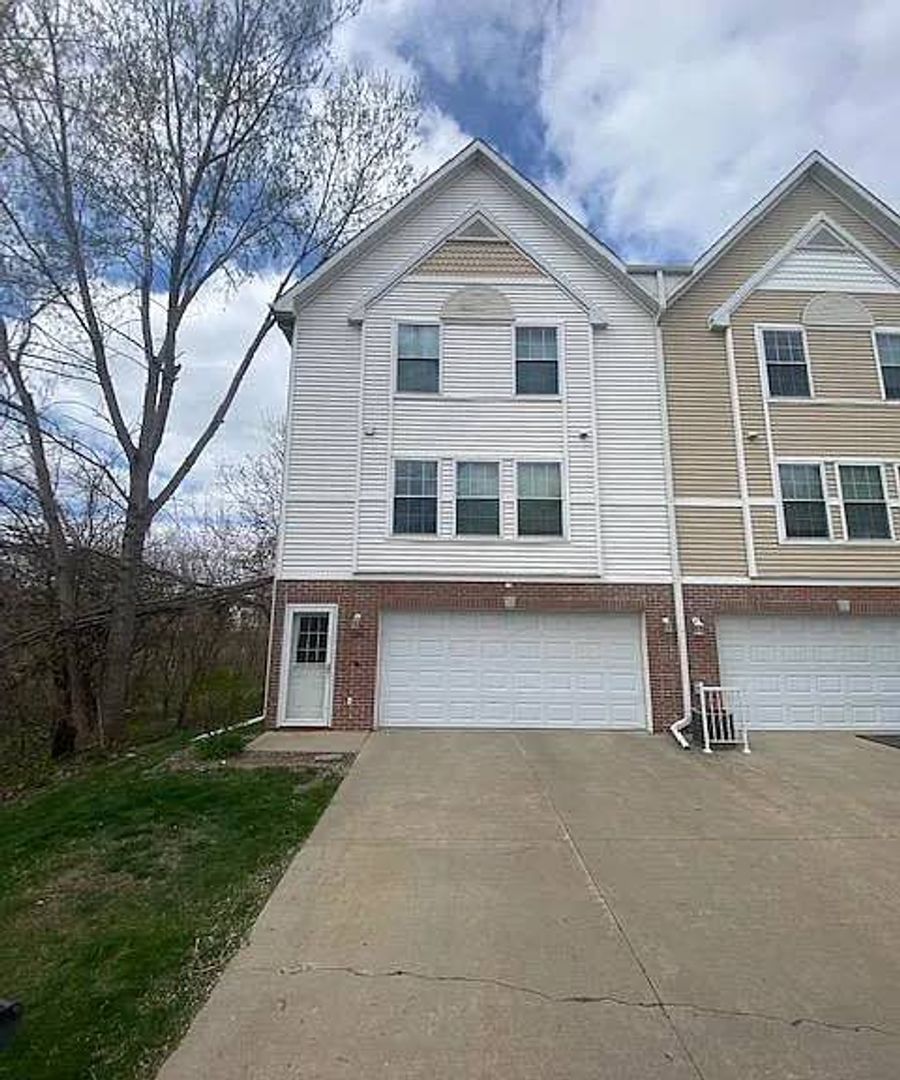 Ankeny Townhome: 1235 SE Village View Ln