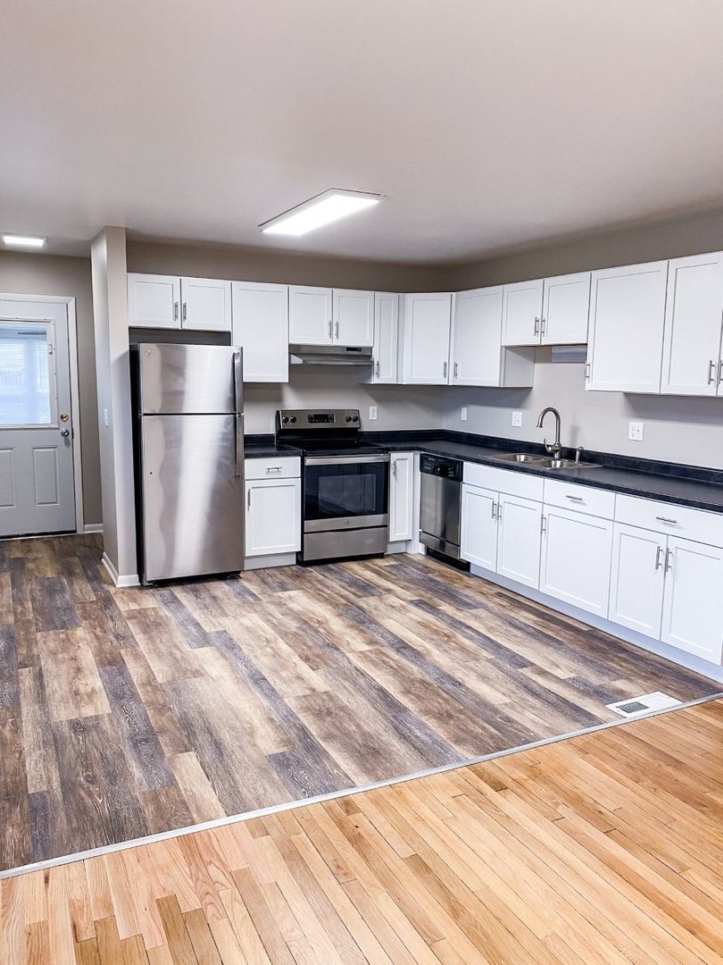 Madison Apartment: 2302 W Badger Rd STE 1A