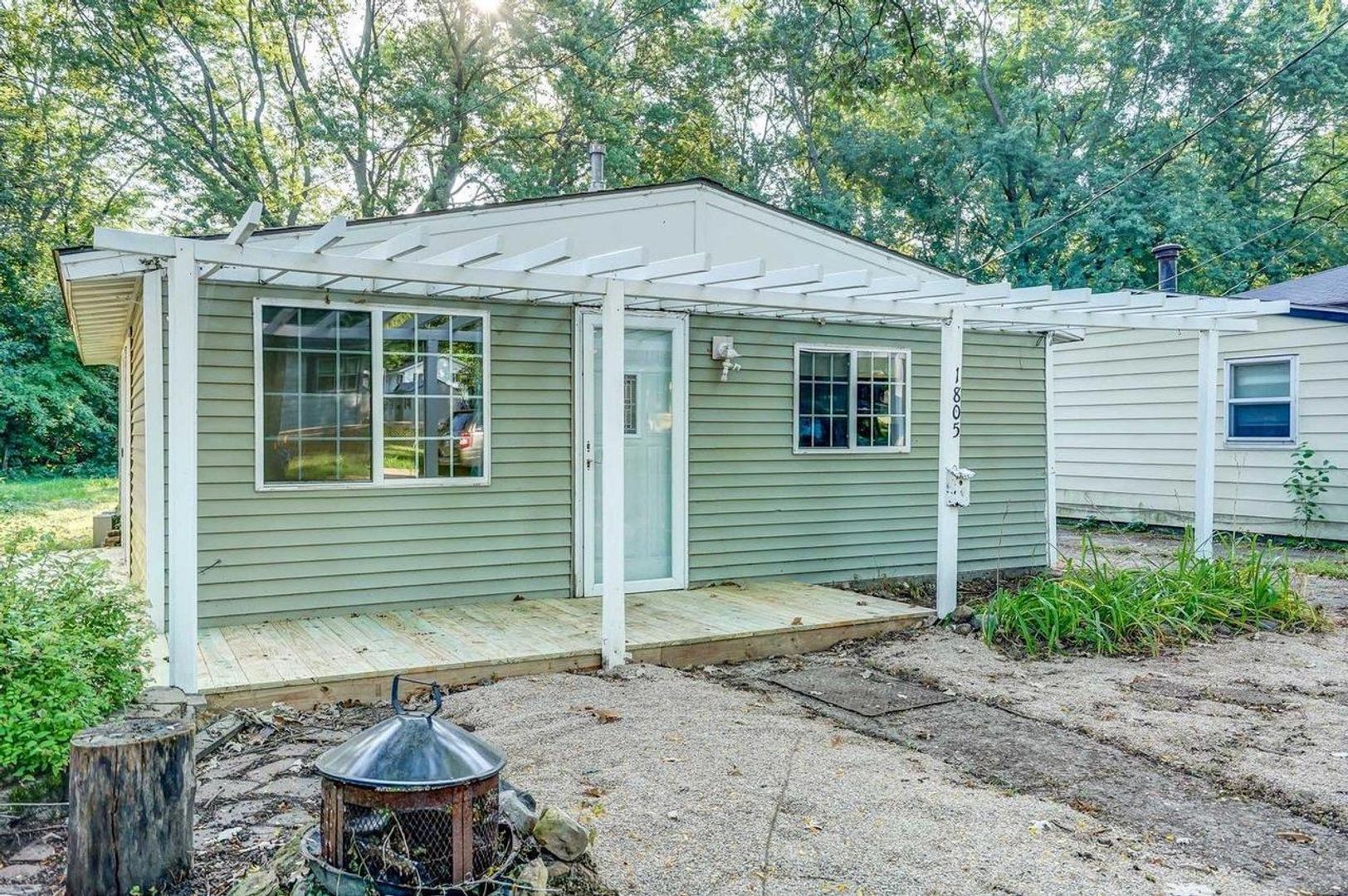 Madison Apartment: 2302 W Badger Rd STE 1A