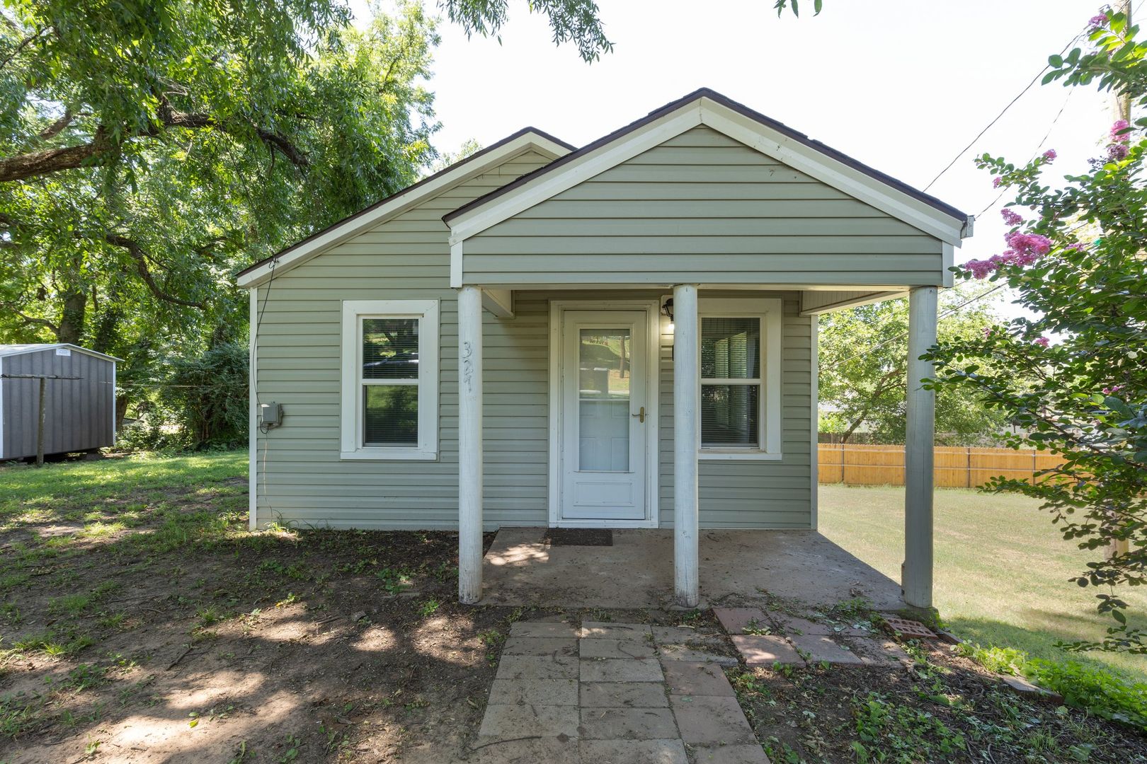 Lexington House: 327 se 2nd St