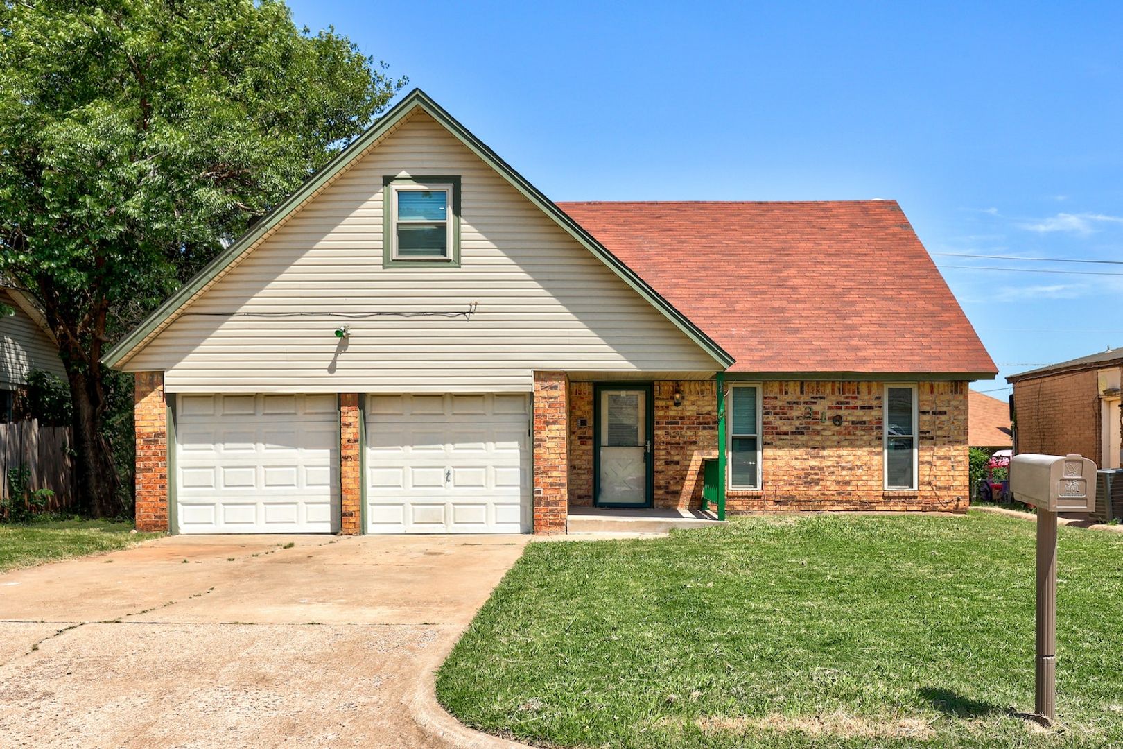 Moore House: 316 S Morgan Dr