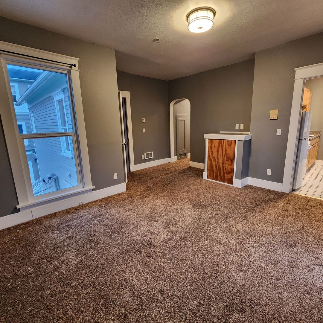 Astoria Apartment: 1543 Exchange St