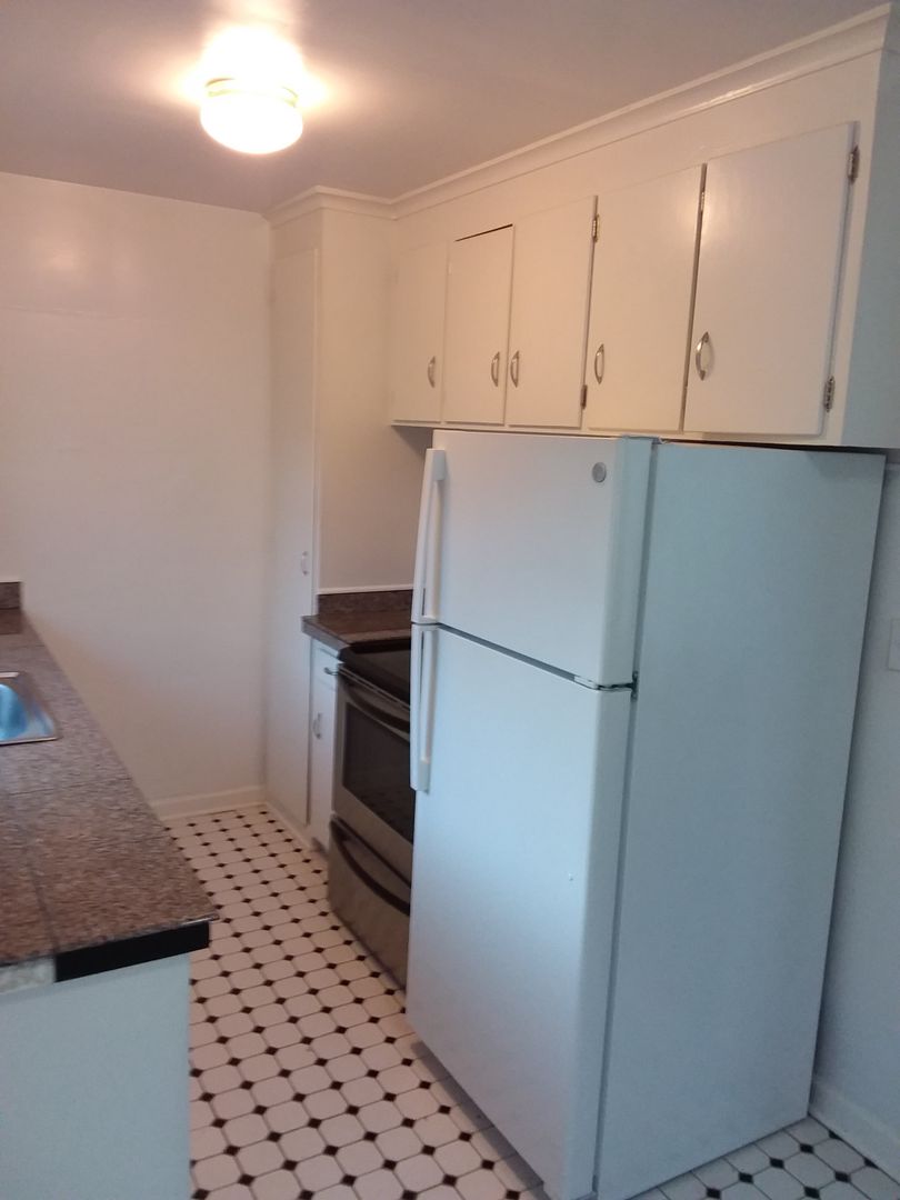 Astoria Apartment: 1527 Exchange St