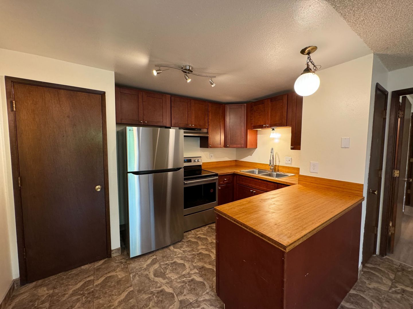 Portland Apartment: 2406 SW Dolph Ct, Portland, OR 97219