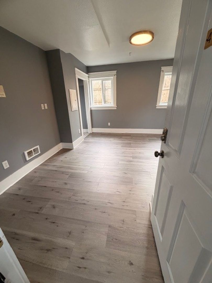 Astoria Apartment: 1543 Exchange St