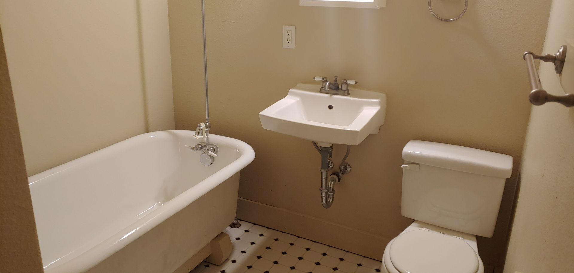 Astoria Apartment: 1543 Exchange St