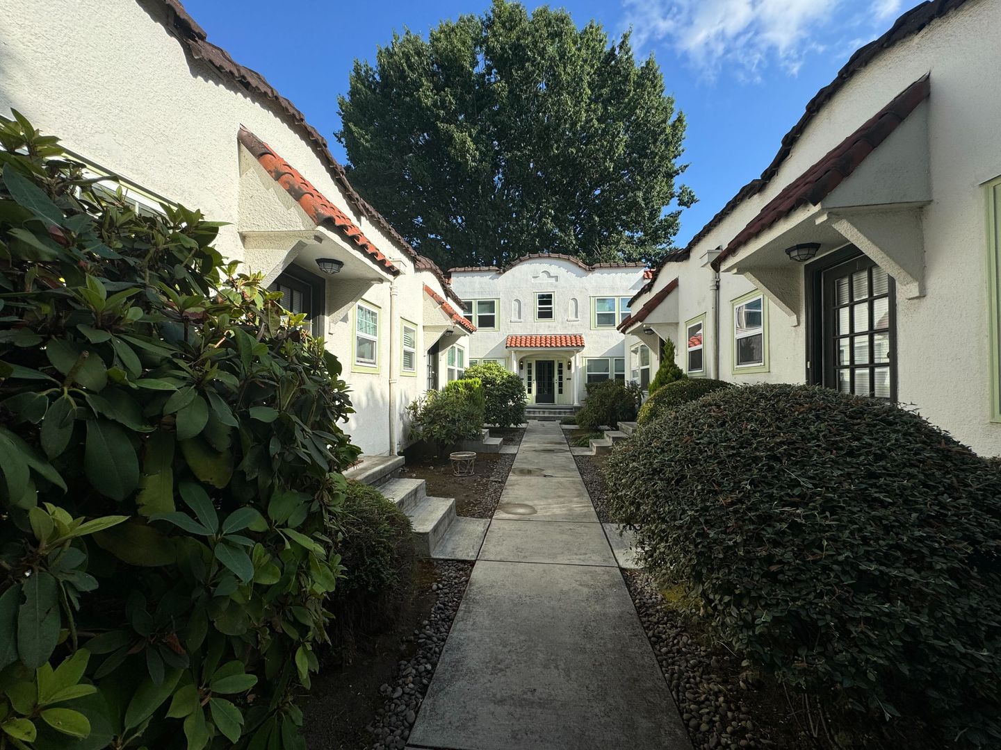 Portland Apartment: 3035 NE Pacific St