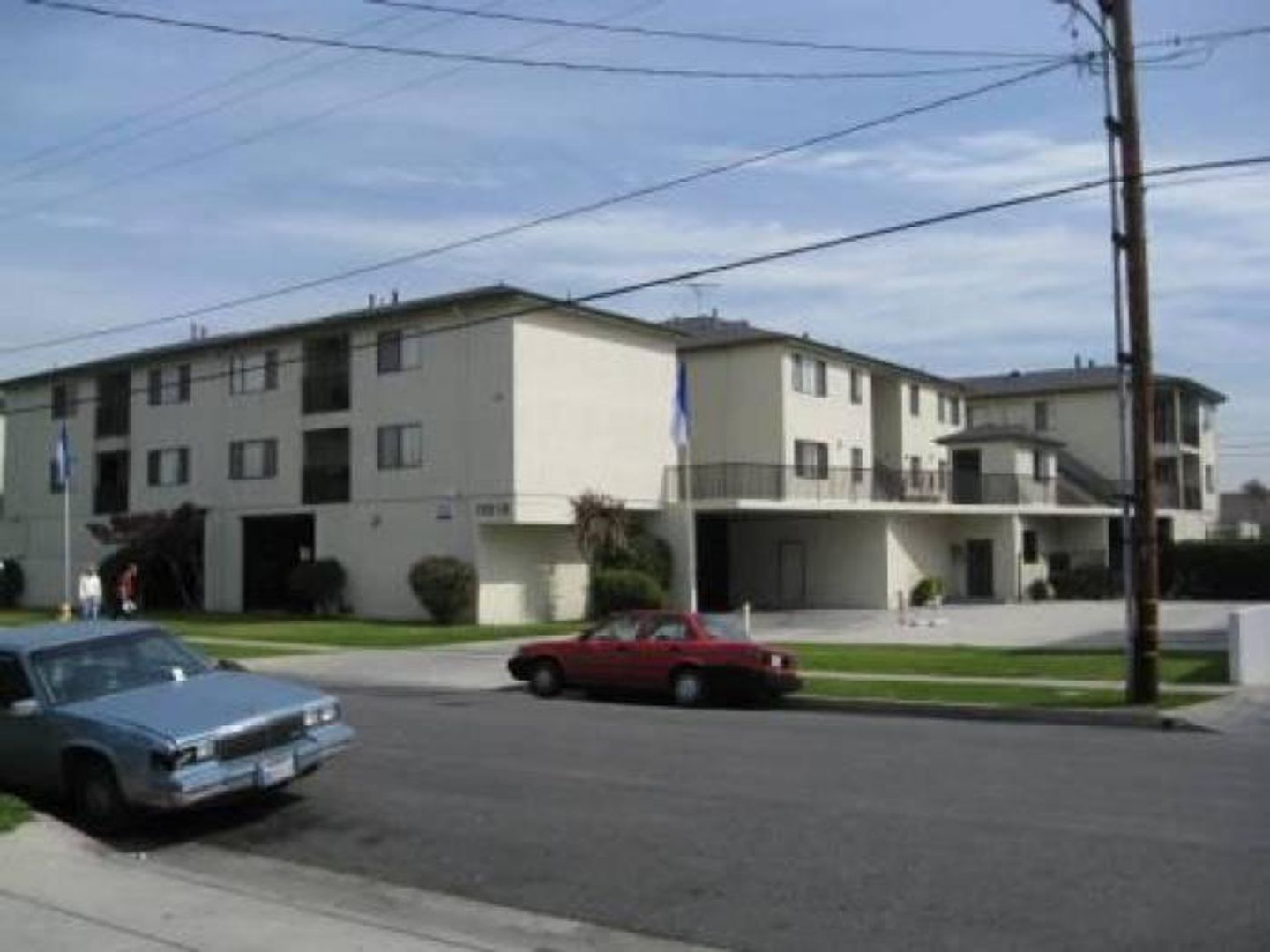 Hawthorne Apartment: 13016 Roselle Avenue