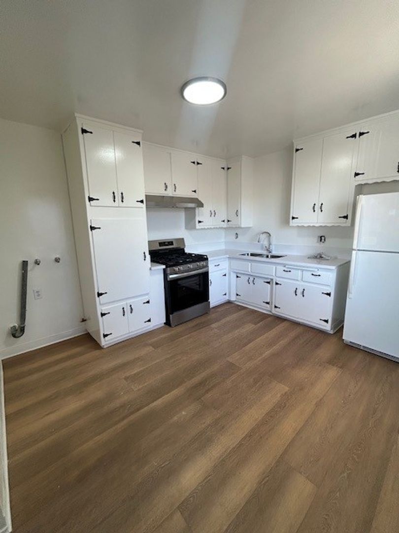 Redondo Beach Apartment: 2216 Carnegie Lane