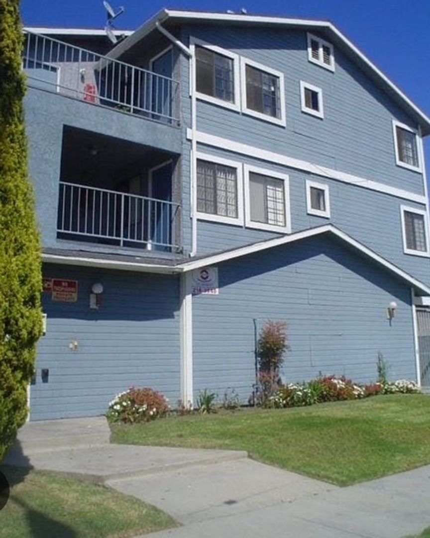 Hawthorne Apartment: 4513 W. 115th St