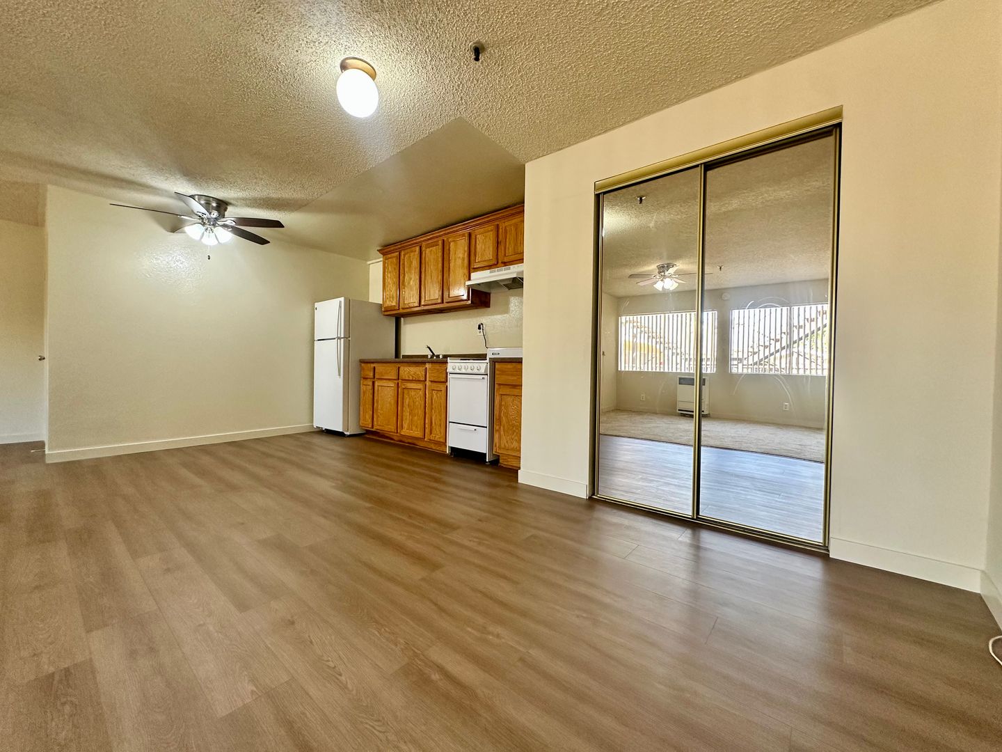 Hawthorne Apartment: 11982 Truro Avenue