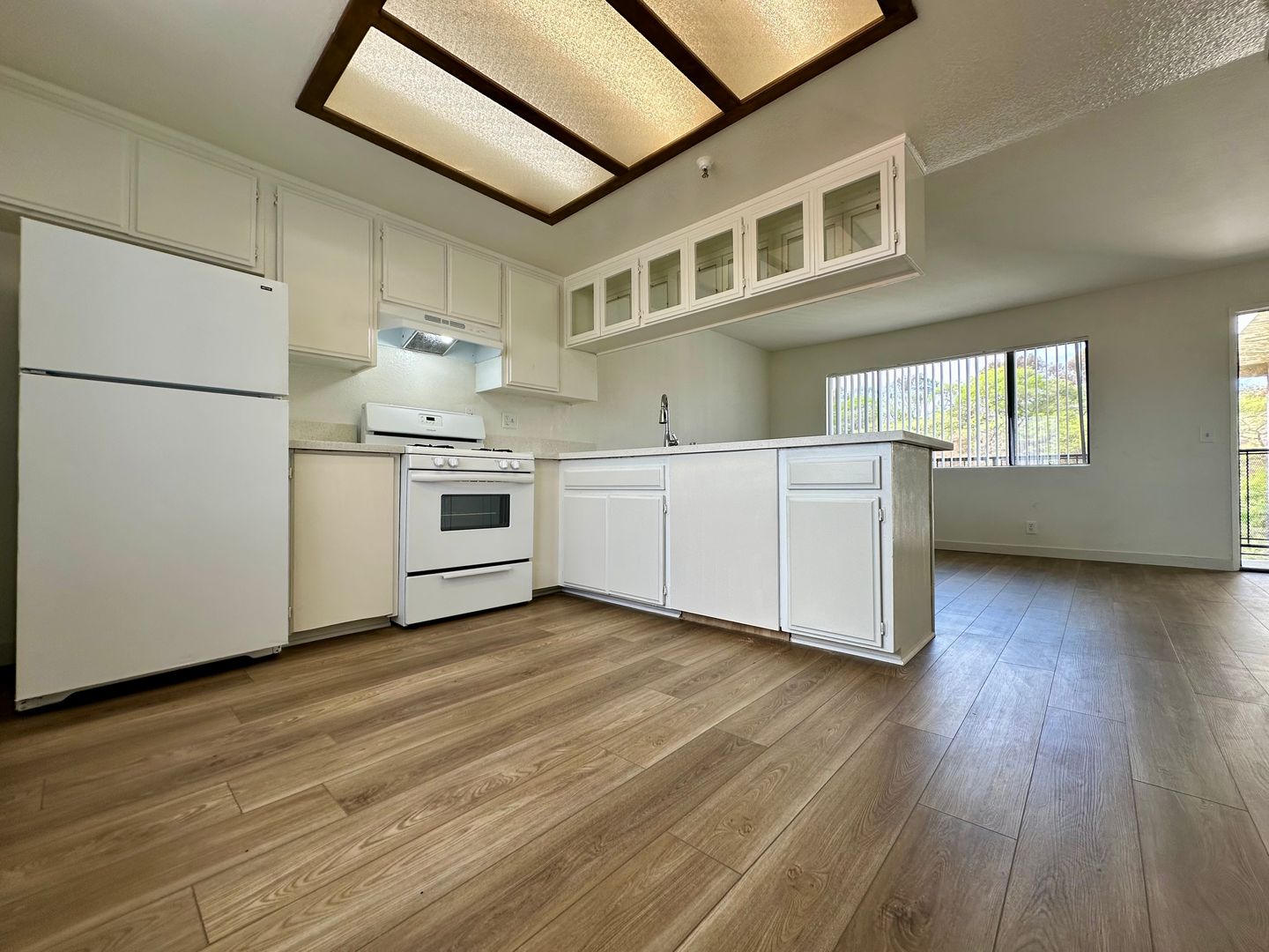 Hawthorne Apartment: 5021 W. 118th Place