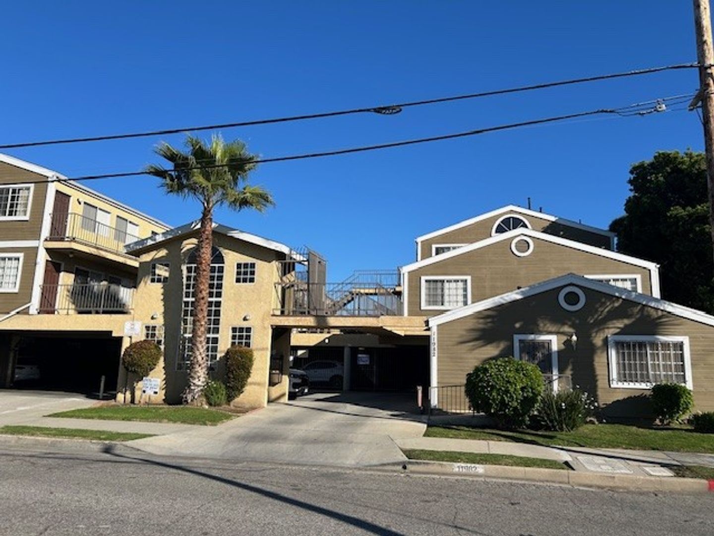 Hawthorne Apartment: 11982 Truro Avenue