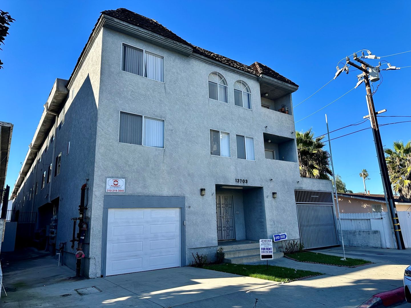 Hawthorne Apartment: 13703 Chadron Avenue