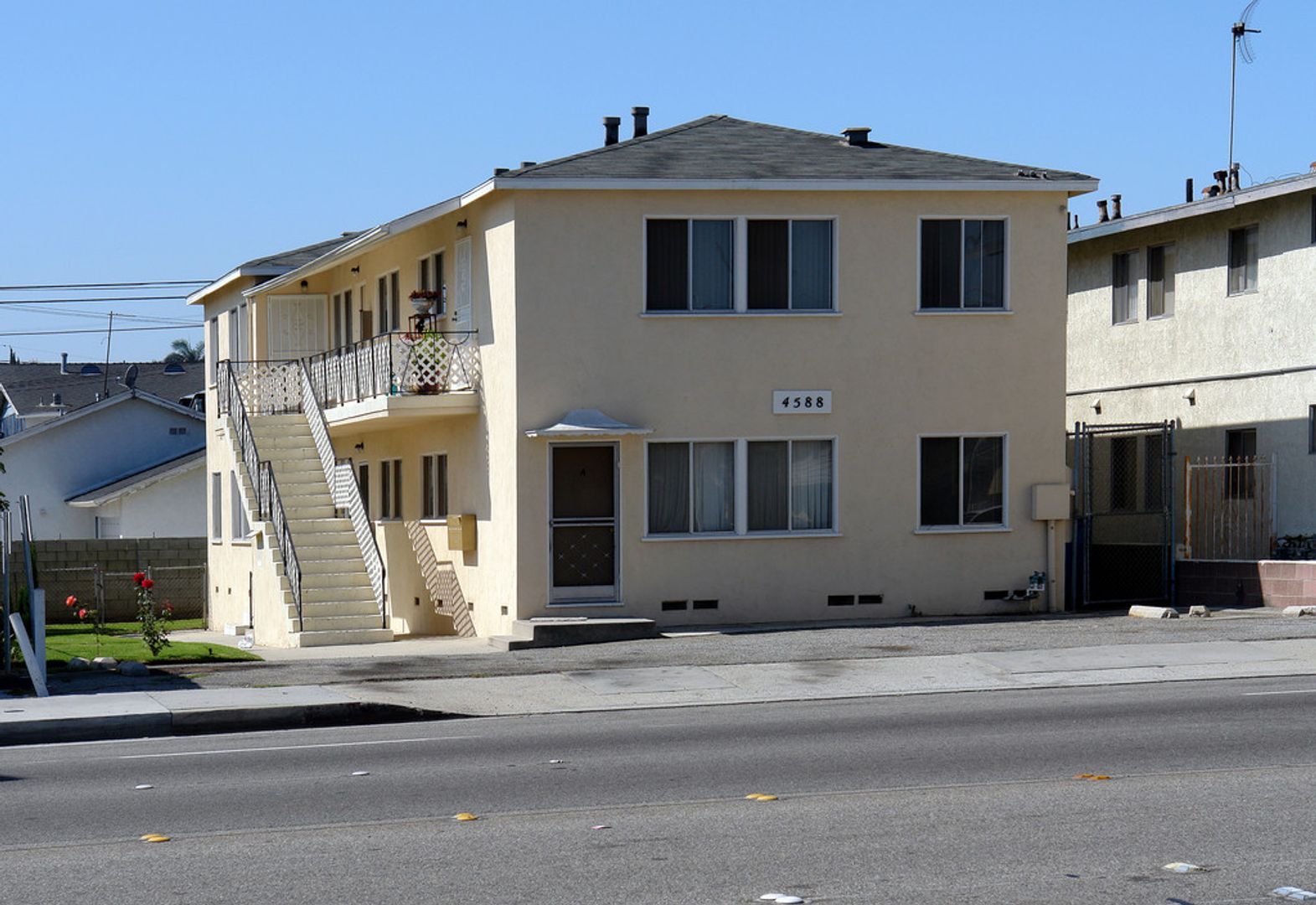 Hawthorne Apartment: 4588 El Segundo Blvd. ($300)