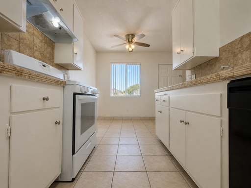 Spacious Upper 2 bedroom / 2 bath Available now! – photo 1