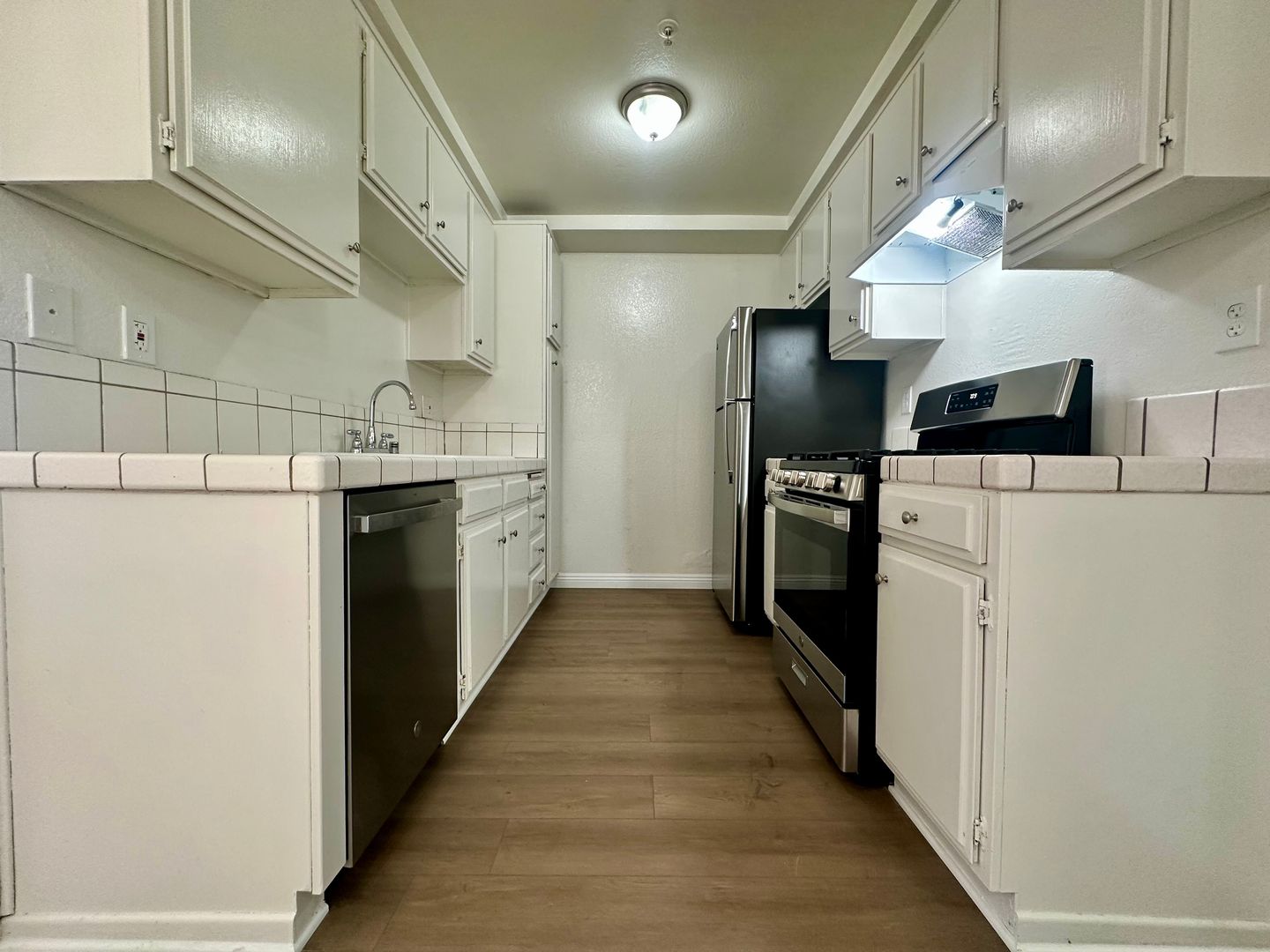 Hawthorne Apartment: 11982 Truro Avenue