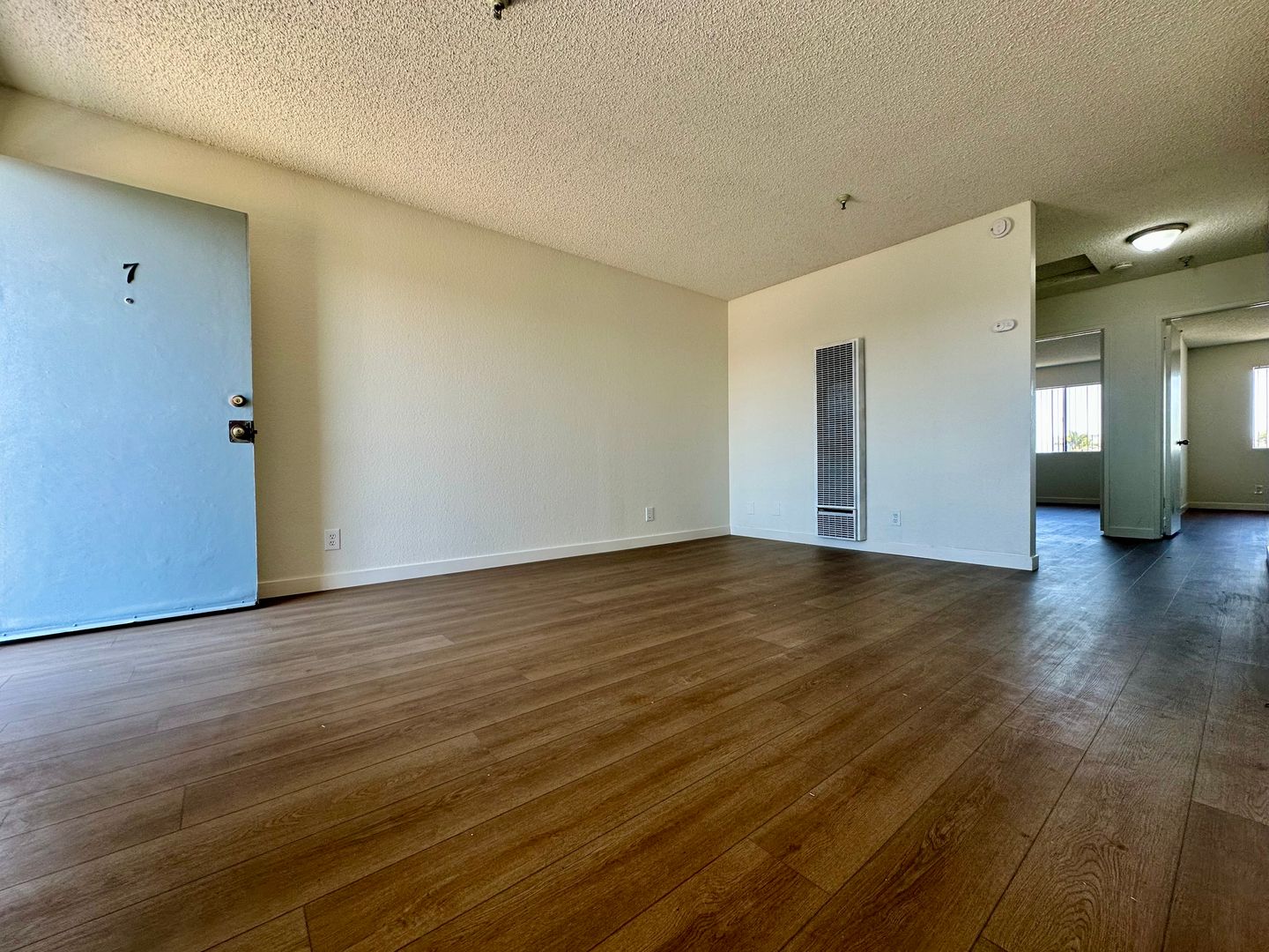 Hawthorne Apartment: 4513 W. 115th St