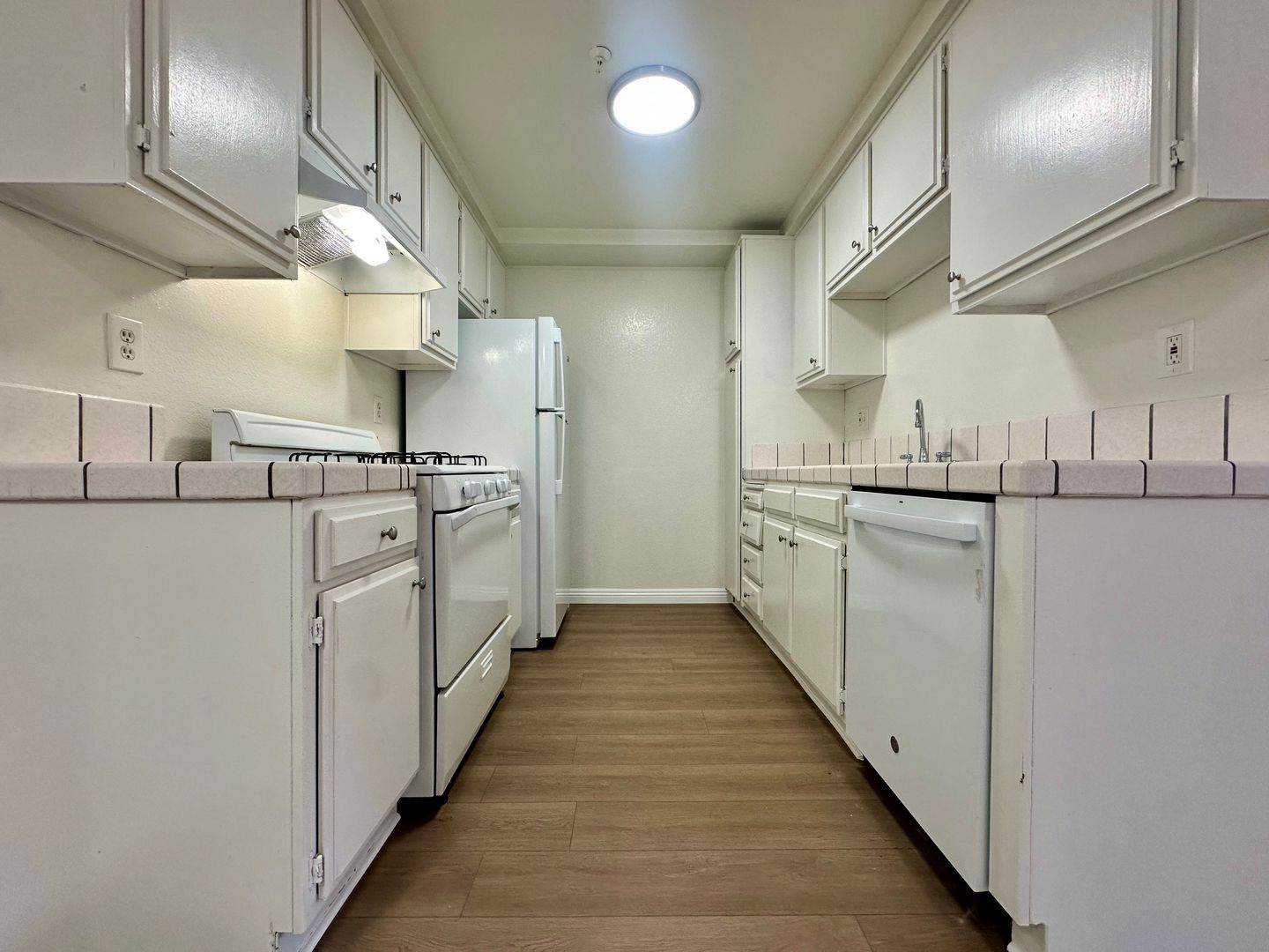 Hawthorne Apartment: 11982 Truro Avenue