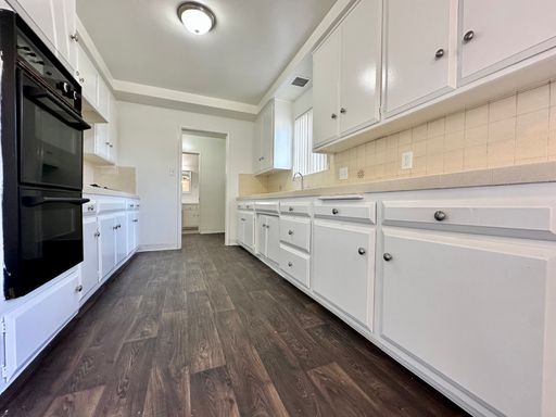 Spacious 3 bedroom/2 bath Unit with Laundry Hook Ups and Patio! – photo 1