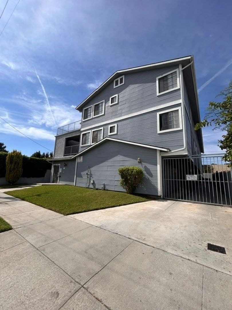 Hawthorne Apartment: 4513 W. 115th St