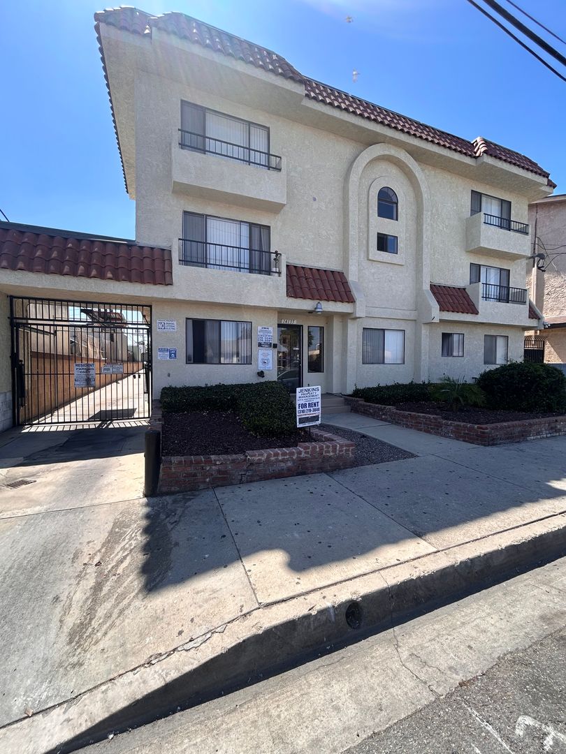 Hawthorne Apartment: 14135 Doty Avenue