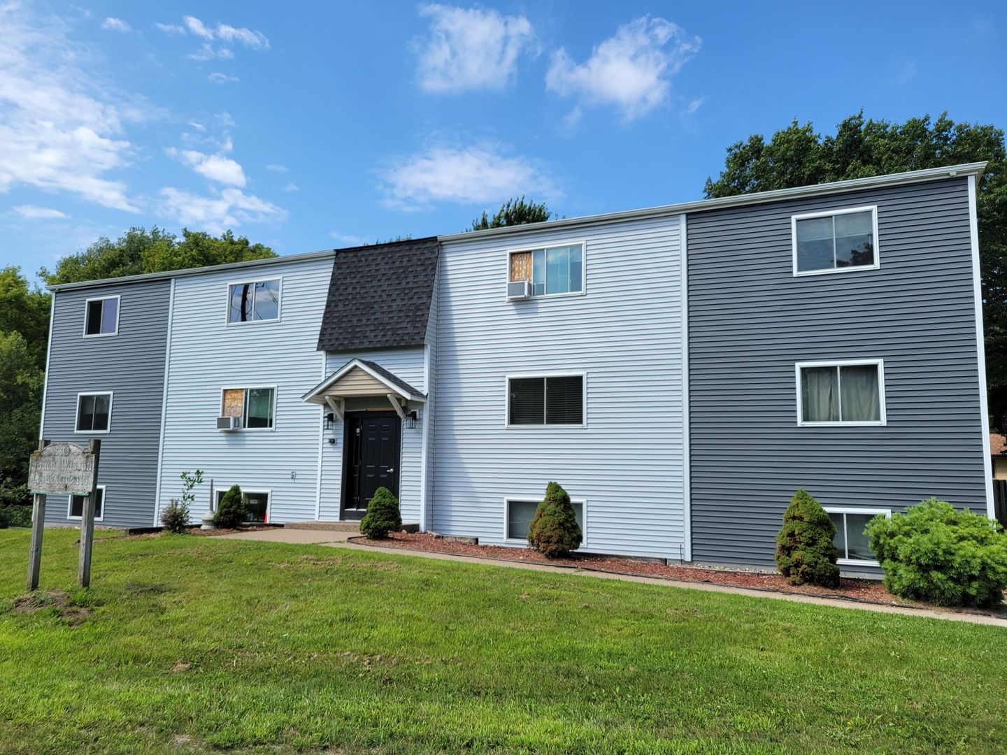 River Falls Apartment: 819 S Wasson Ln