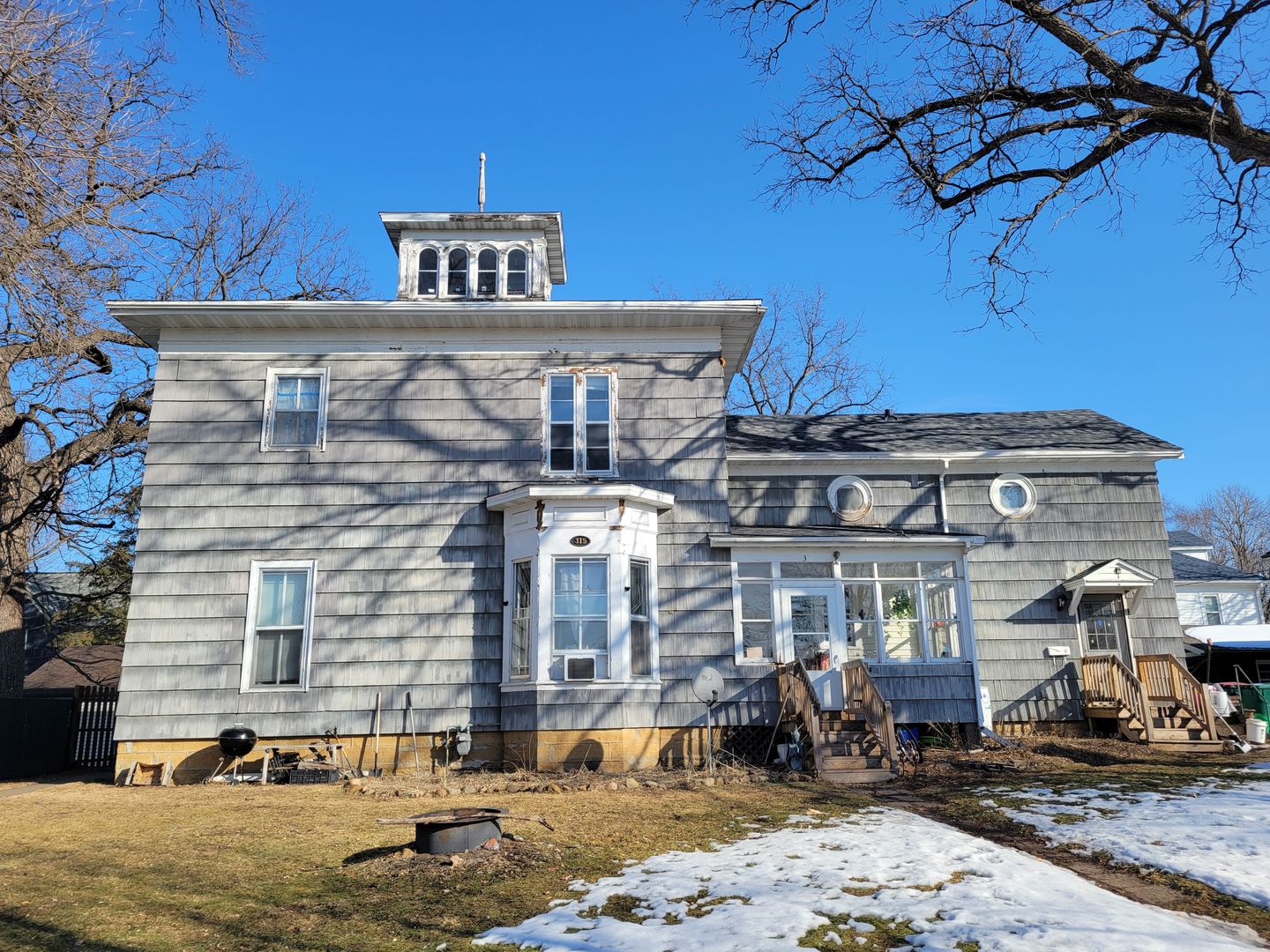 River Falls Apartment: 315 E Maple St