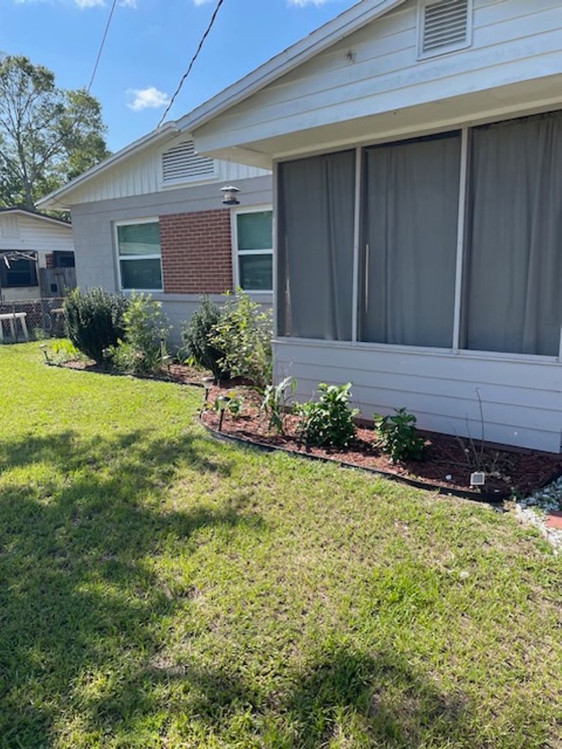 Jacksonville House: 10412 Skycrest Dr N