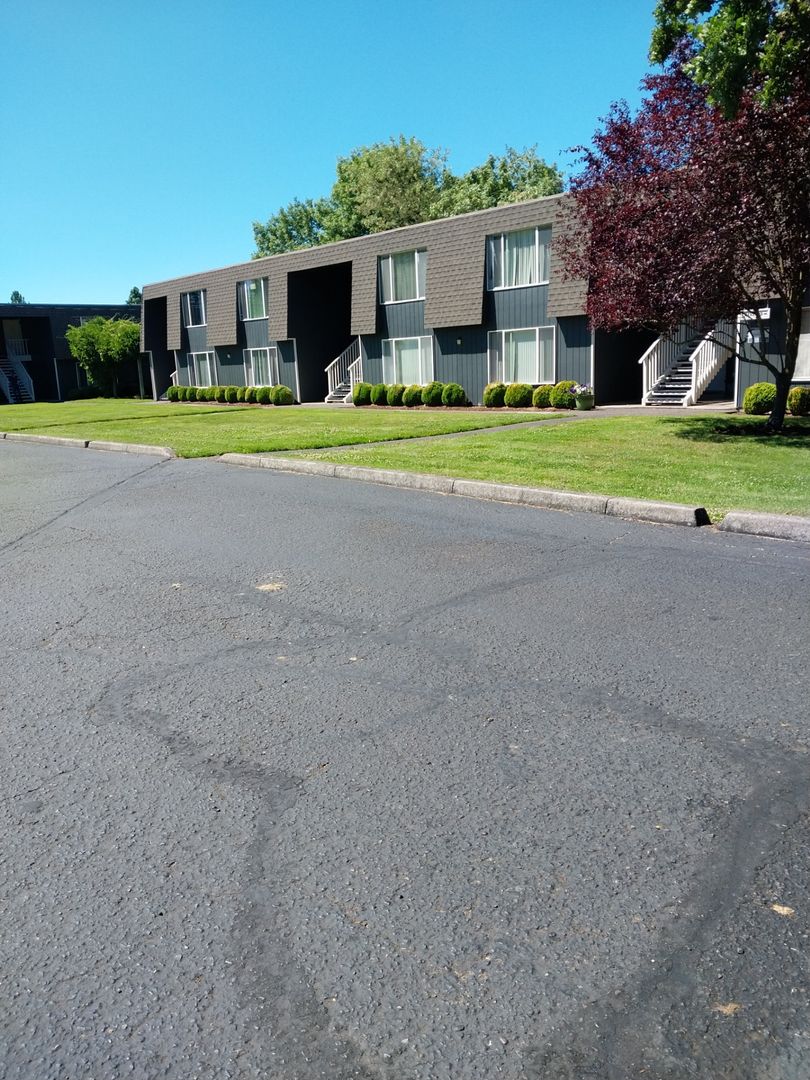 Eugene Apartment: 1555 W. 18th
