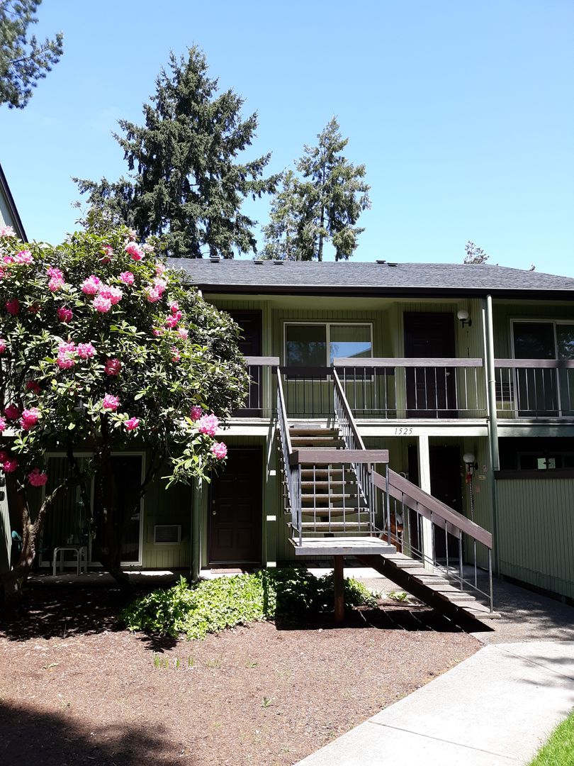 Eugene Apartment: 1475 W. 13th
