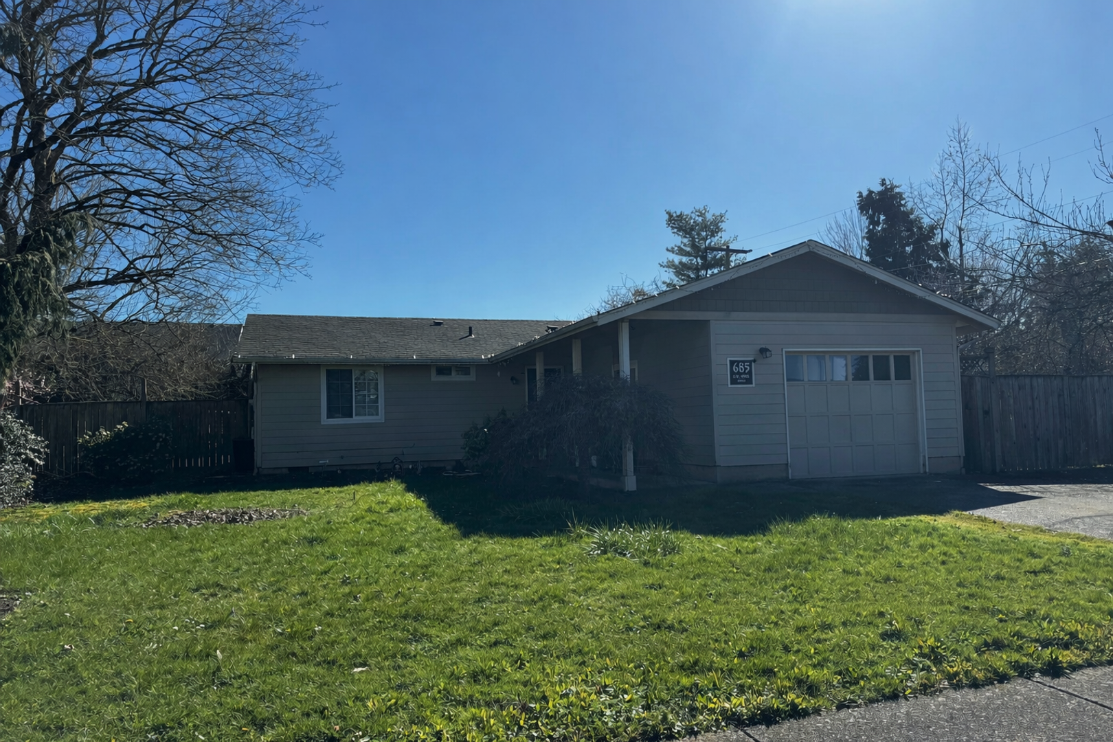 Junction City House: 685 SW Coral St.