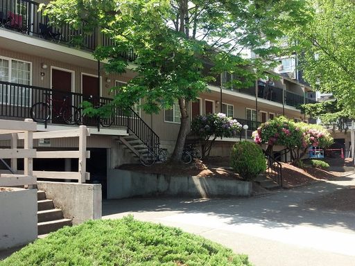 3BR/1.5BA Townhouse @ Hayward Field, FREE WiFi! – photo 1