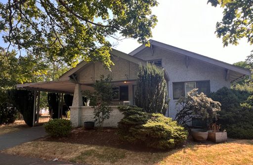 Vintage 3BD Home w/ Single Car Garage! – photo 1