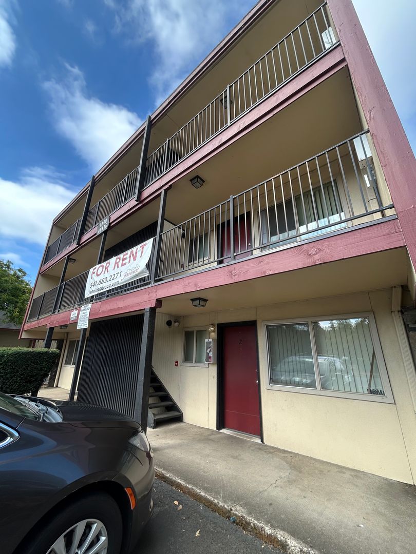 Eugene Apartment: 1840 Agate St.