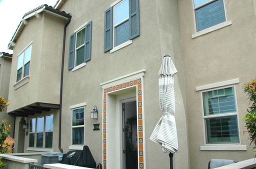 Upgraded 4-Bedroom End-Unit Townhome for Rent in Gated Vista Community – photo 1