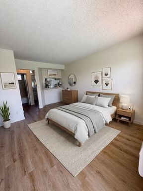 Prime Studio Unit Located In Quiet Neighborhood With Parking – photo 1