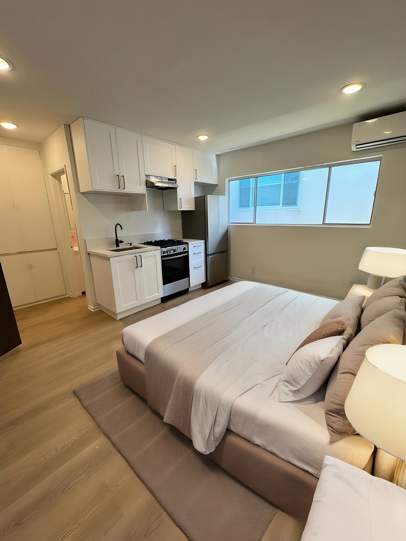 Los Angeles Apartment: 11938 Goshen Ave