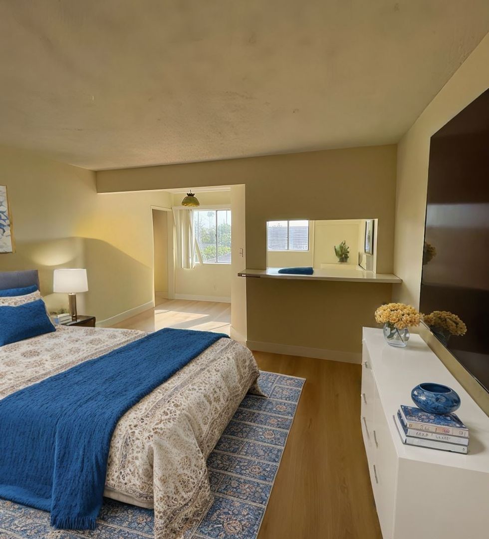 Los Angeles Apartment: 571 Fairview Ave