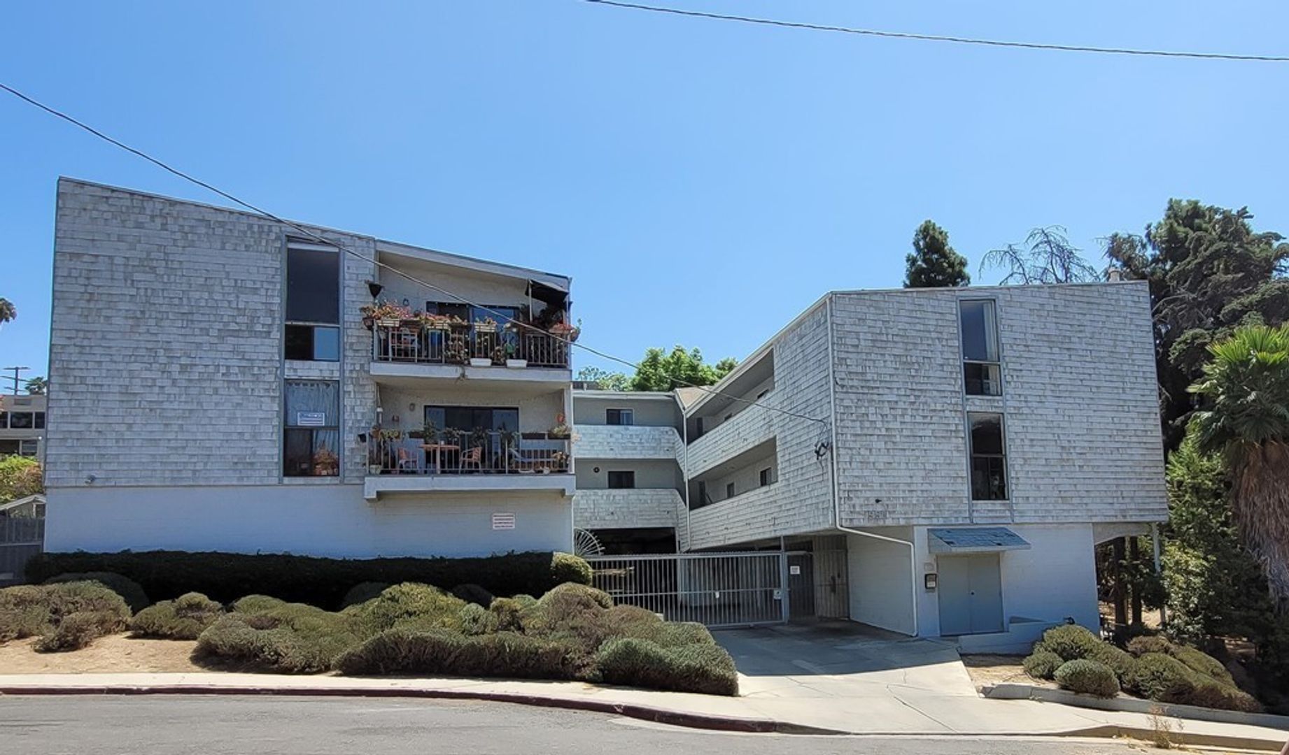Los Angeles Apartment: 950 Edgecliffe Dr