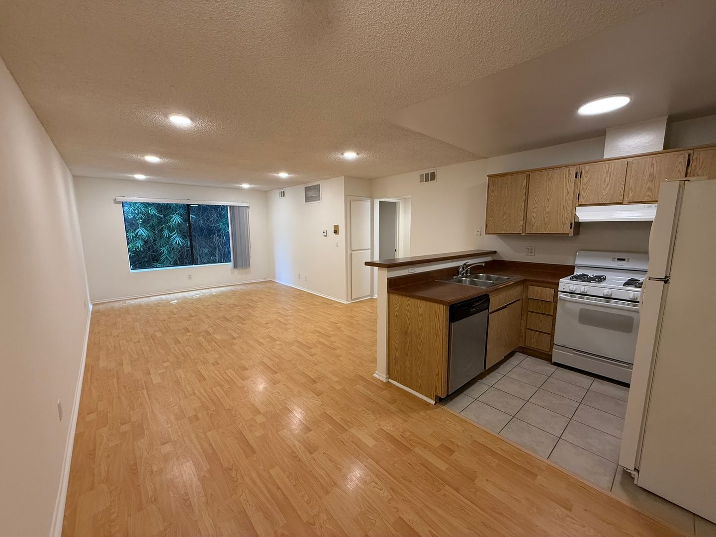 Los Angeles Apartment: 950 Edgecliffe Dr